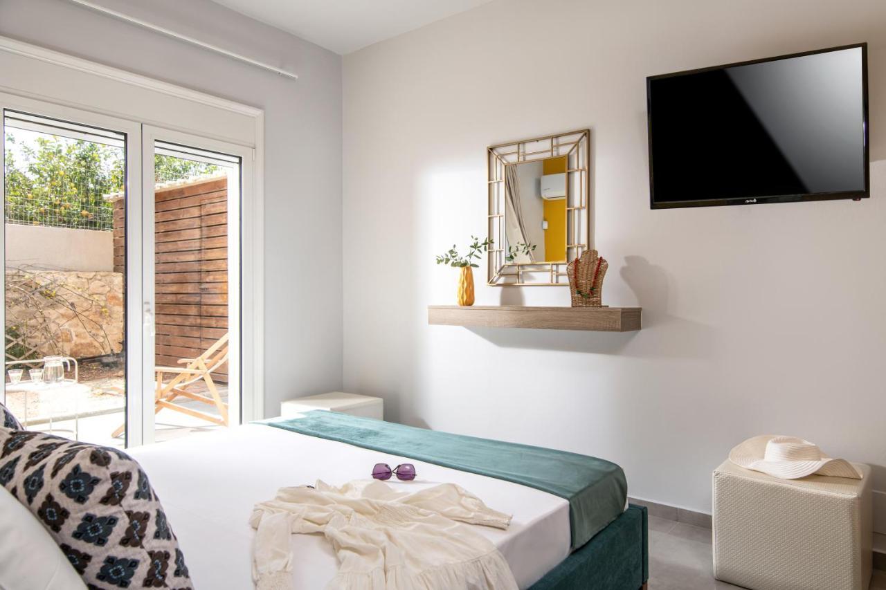 Alba Bianca Villa, Family Retreat With Heated Pool By Thinkvilla Herszonisszosz Kültér fotó