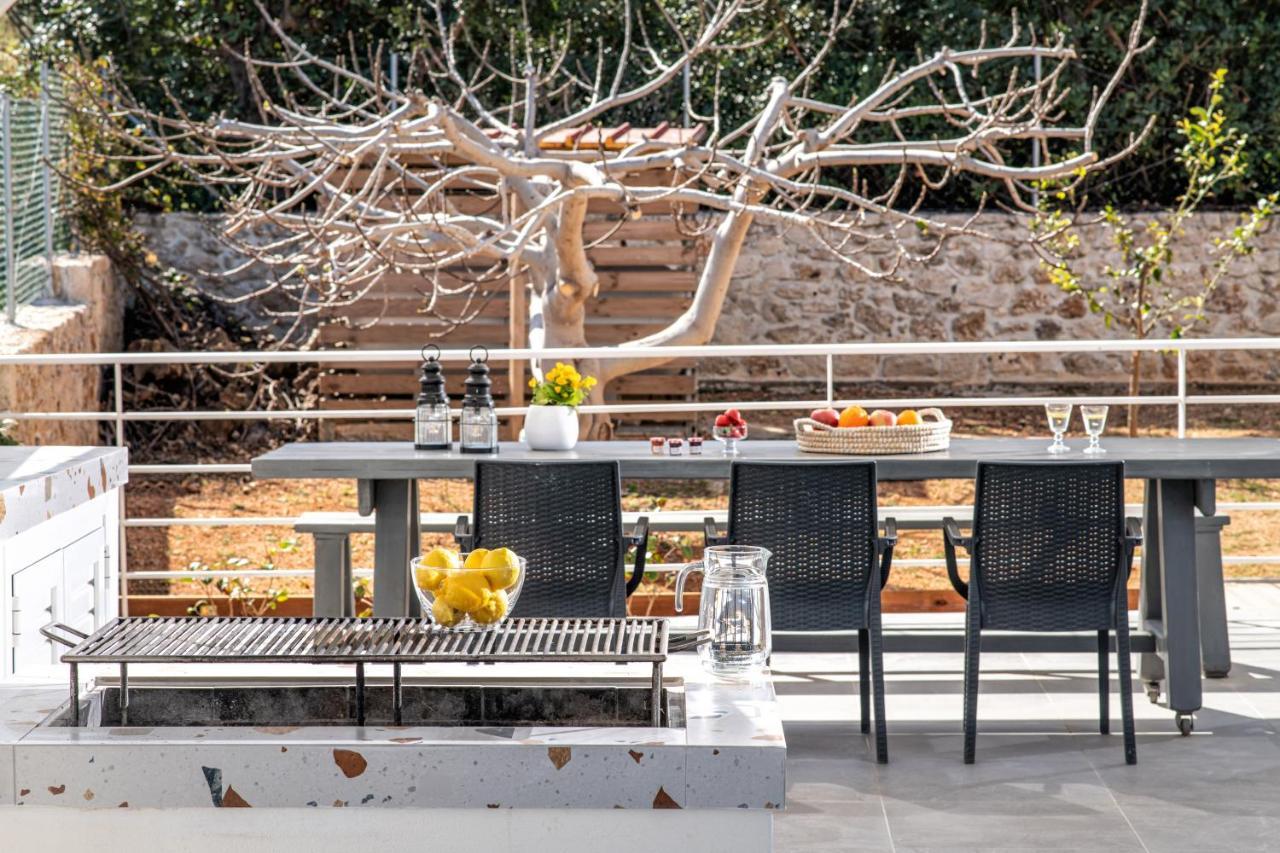 Alba Bianca Villa, Family Retreat With Heated Pool By Thinkvilla Herszonisszosz Kültér fotó
