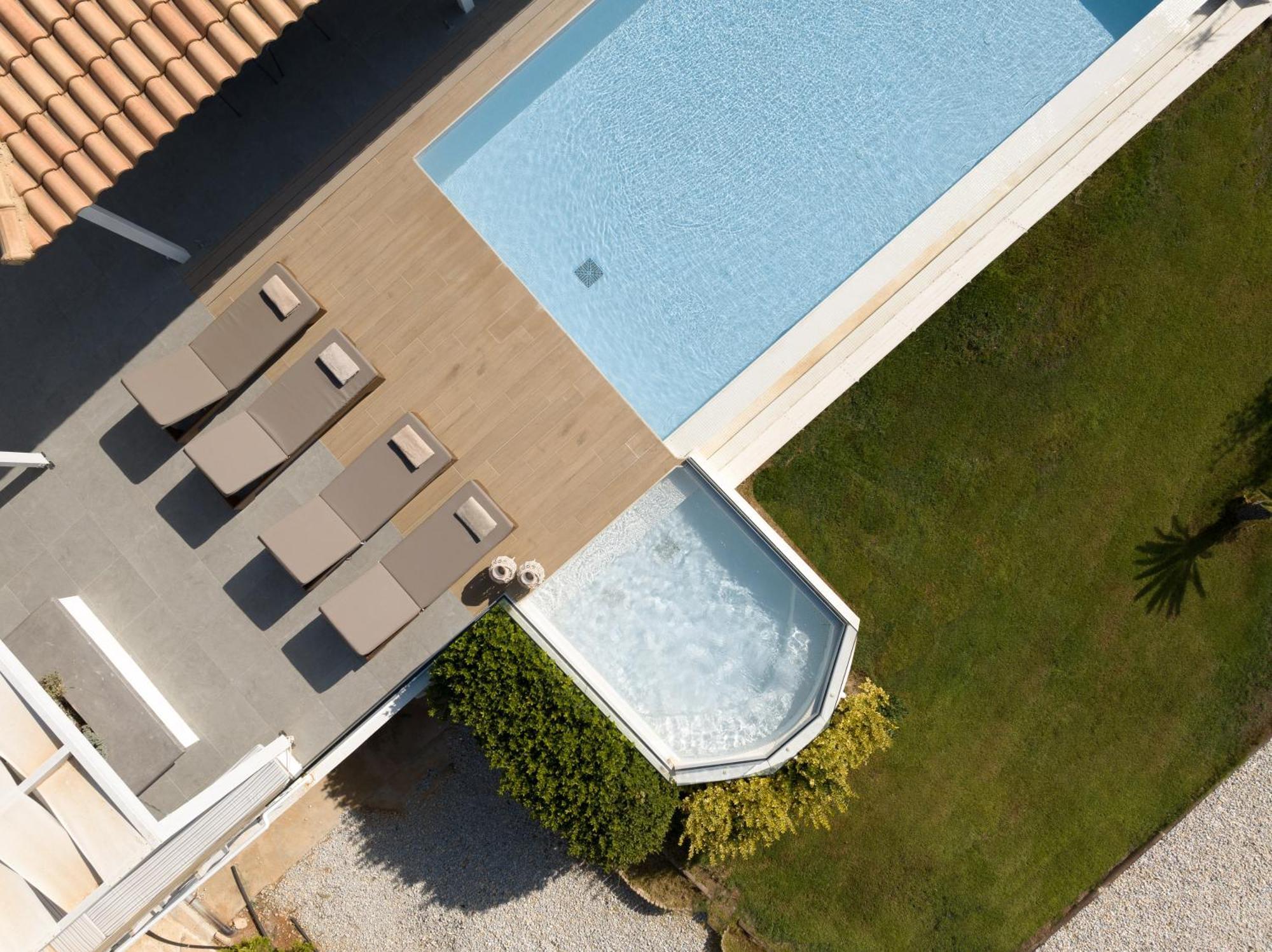 Alba Bianca Villa, Family Retreat With Heated Pool By Thinkvilla Herszonisszosz Kültér fotó