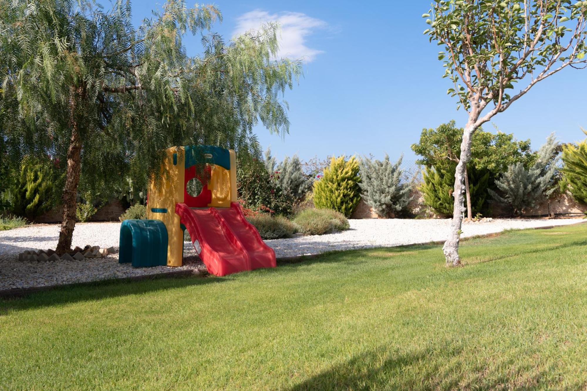 Alba Bianca Villa, Family Retreat With Heated Pool By Thinkvilla Herszonisszosz Kültér fotó