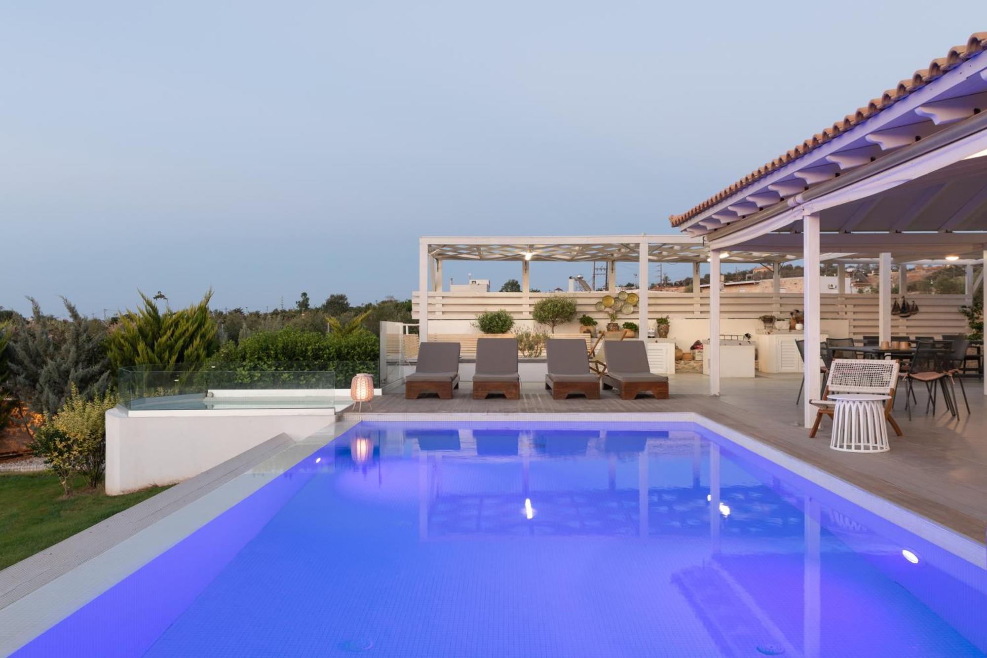 Alba Bianca Villa, Family Retreat With Heated Pool By Thinkvilla Herszonisszosz Kültér fotó