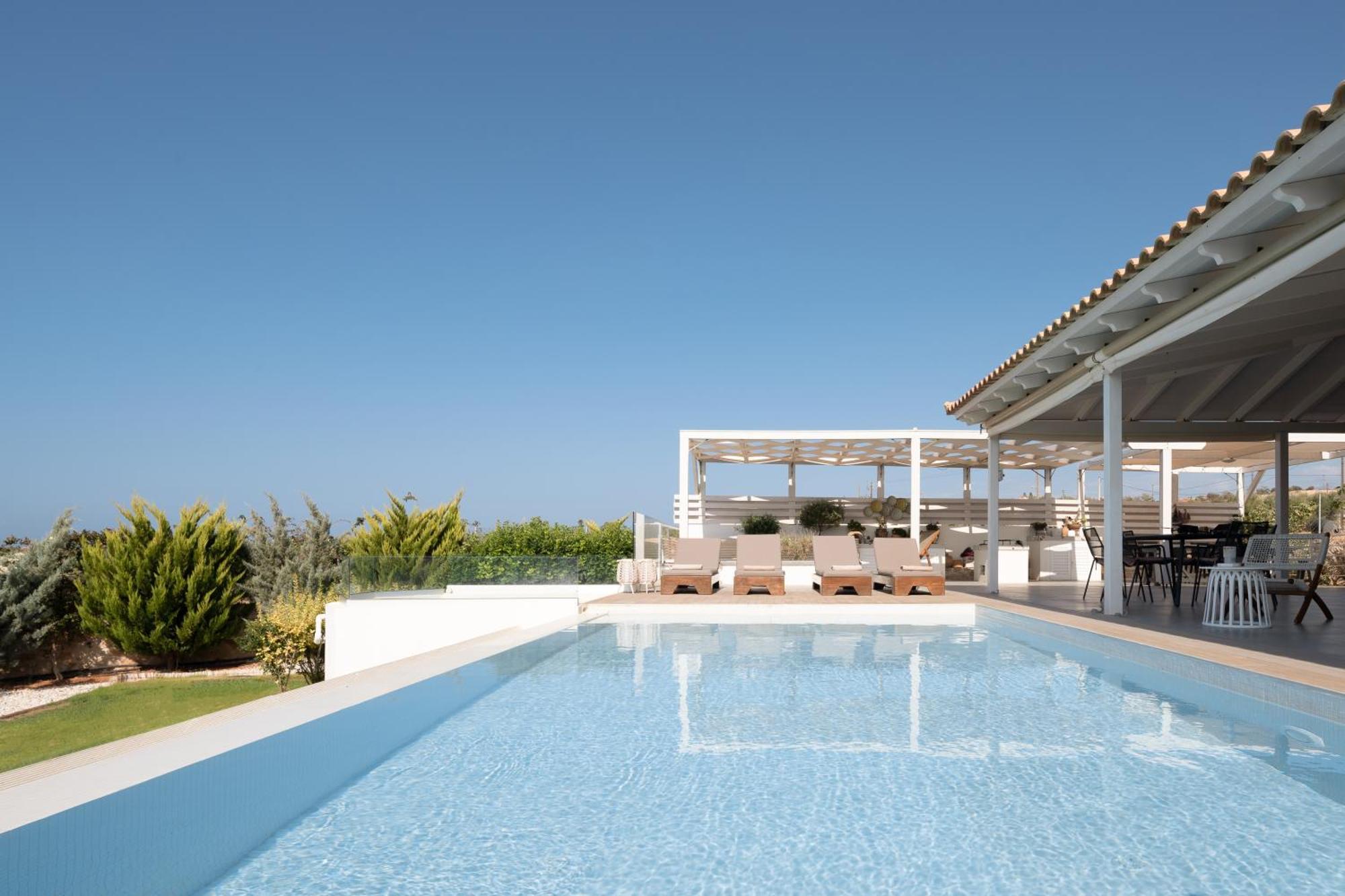 Alba Bianca Villa, Family Retreat With Heated Pool By Thinkvilla Herszonisszosz Kültér fotó