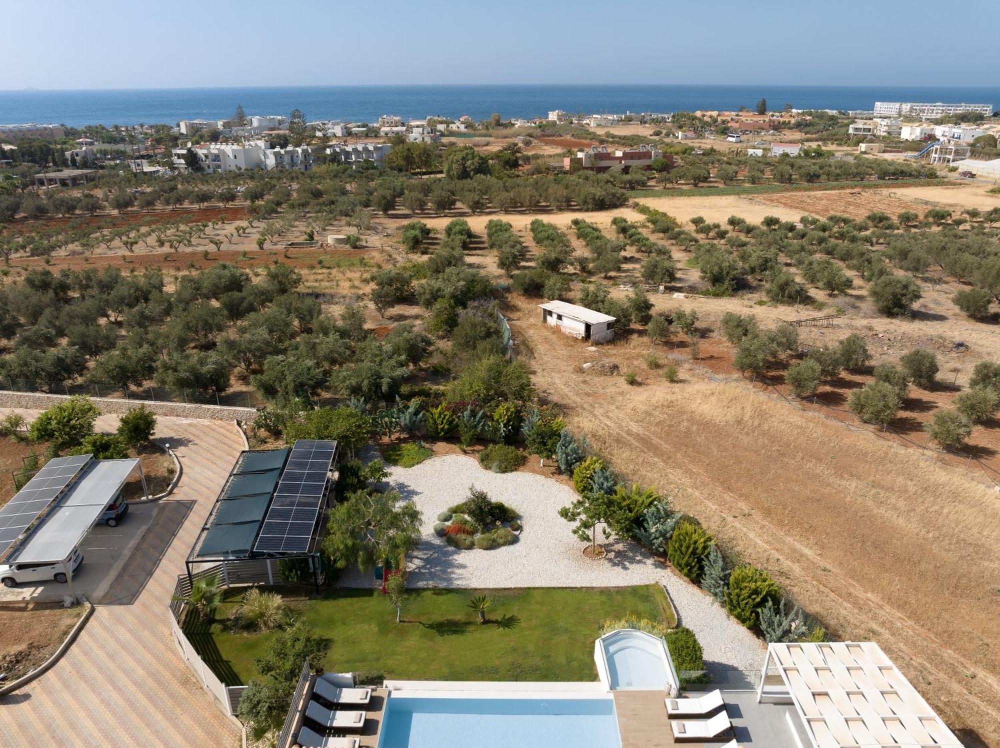 Alba Bianca Villa, Family Retreat With Heated Pool By Thinkvilla Herszonisszosz Kültér fotó