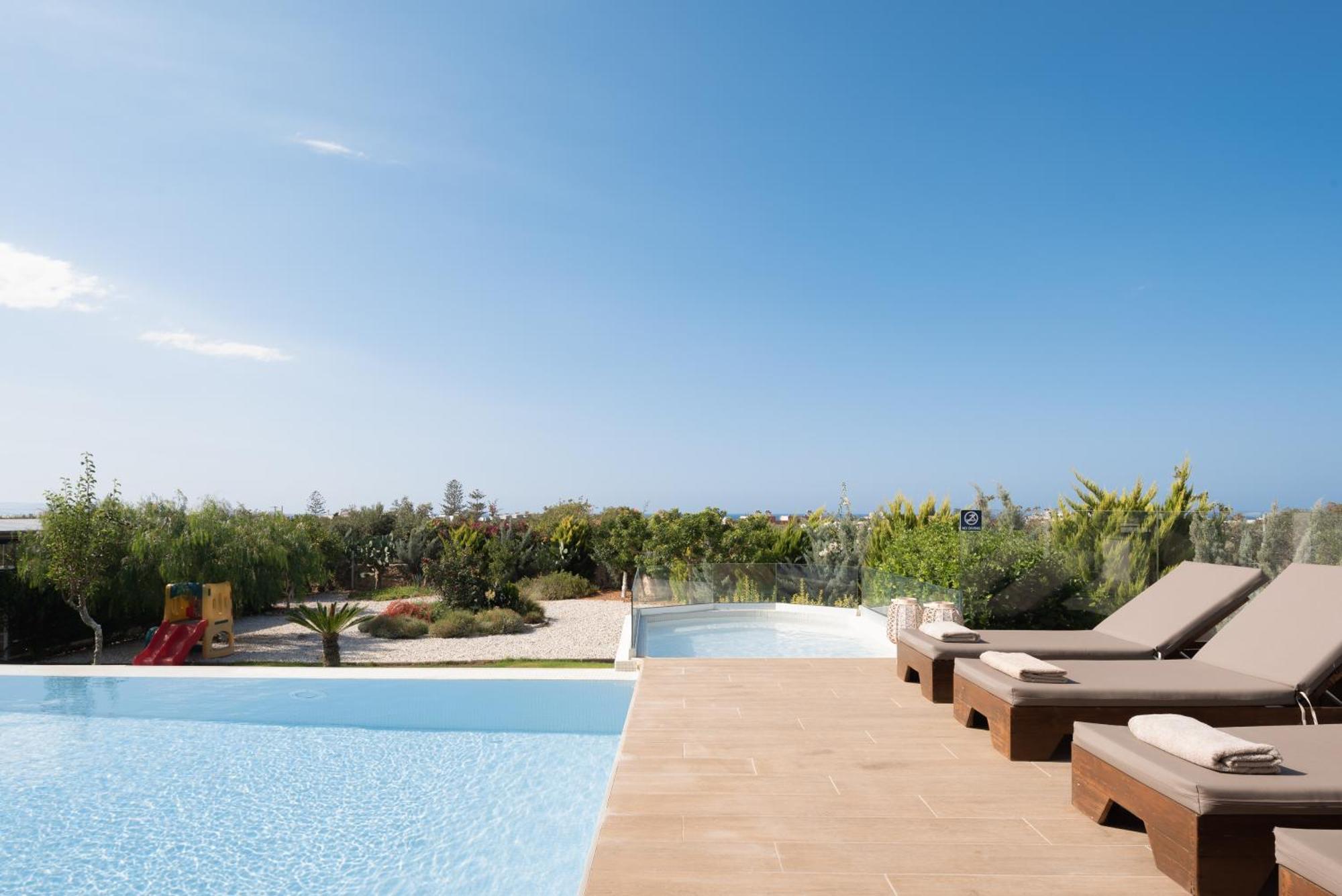 Alba Bianca Villa, Family Retreat With Heated Pool By Thinkvilla Herszonisszosz Kültér fotó