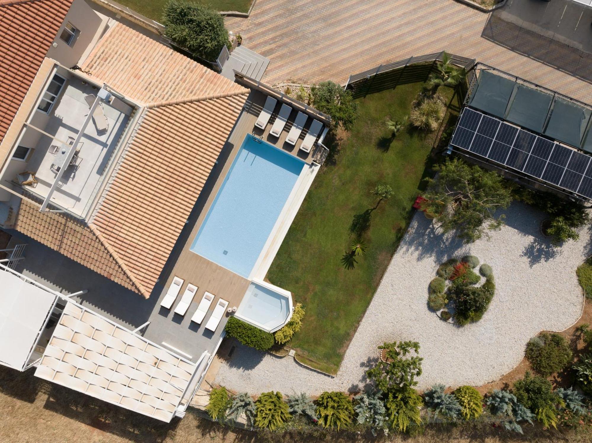 Alba Bianca Villa, Family Retreat With Heated Pool By Thinkvilla Herszonisszosz Kültér fotó